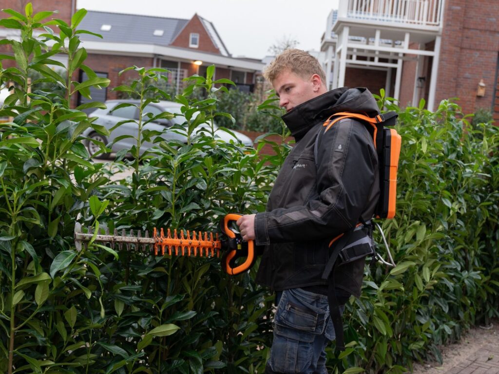 Hovenier doet tuinonderhoud