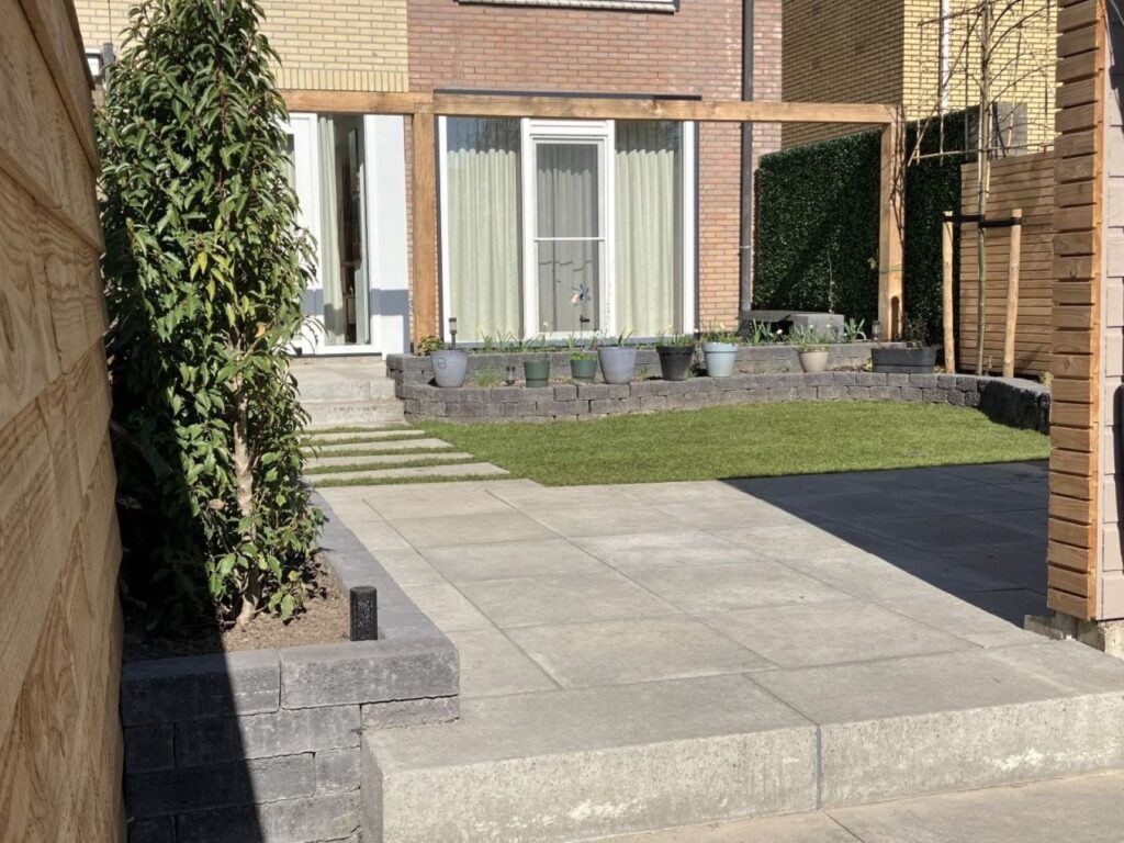 Moderne tuin met schellevis tegels in Amersfoort