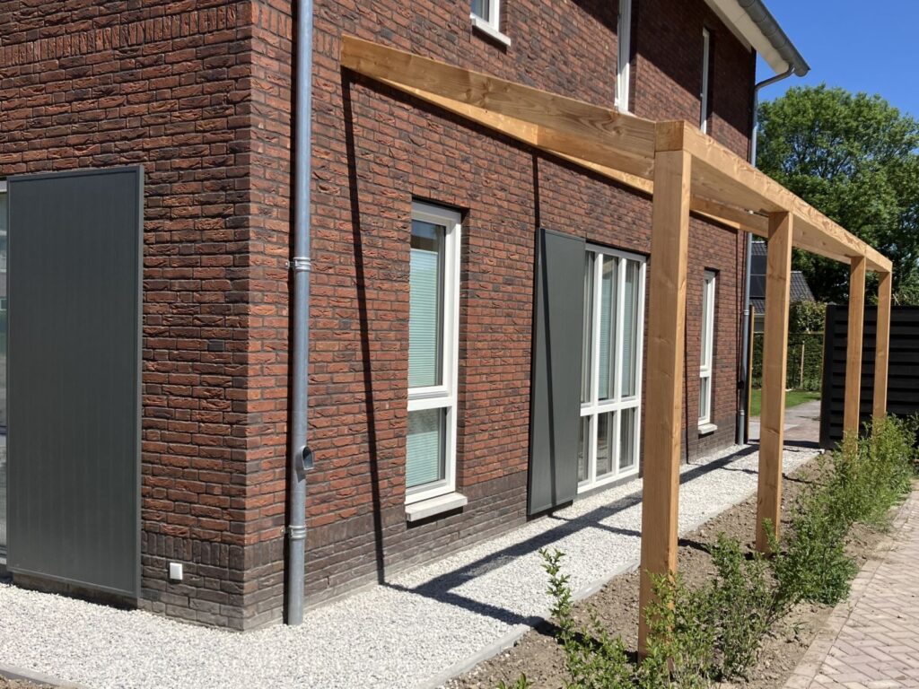 Maatwerk Douglas houten pergola langs woning