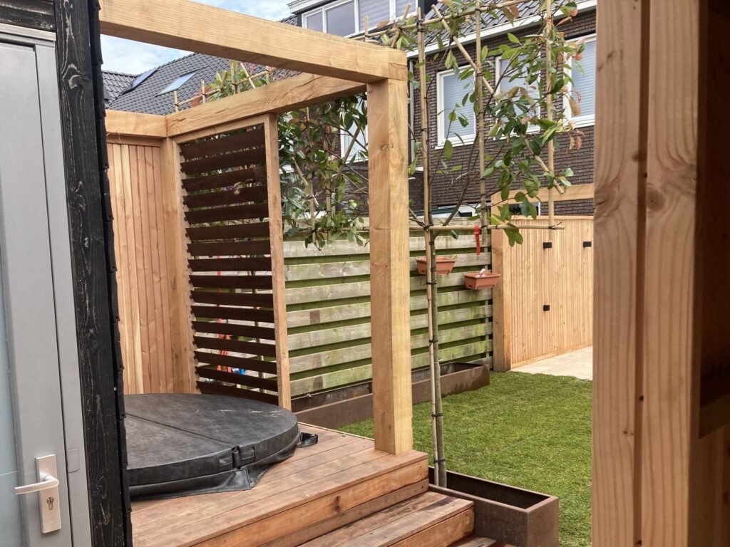 Douglas houten pergola met scherm in tuin Amersfoort