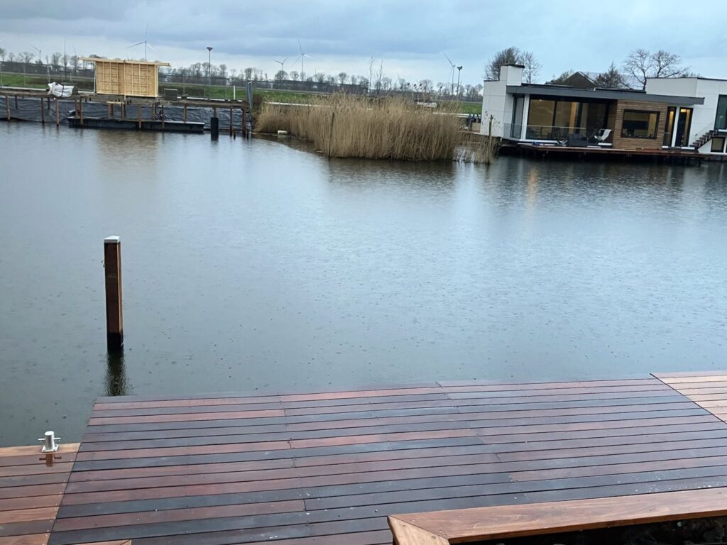 vlonder aan het water in Hilversum