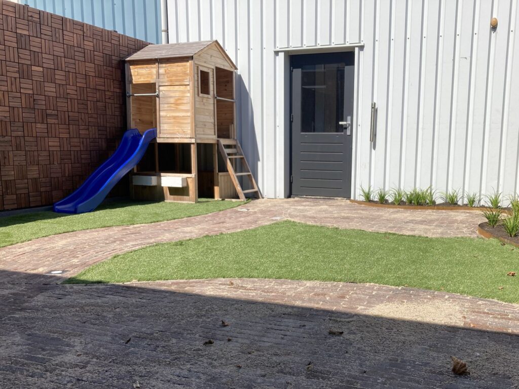 kunstgras en gebakken klinkers in lunteren